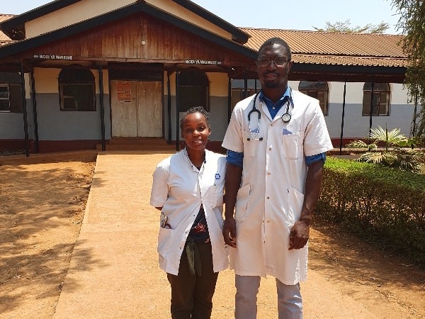 Twee tropenartsen aangekomen in het Kabanga Hospital